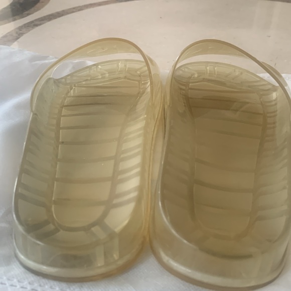 Authentic Gucci jelly slides size 8 but fit like a 9 runs big - Picture 3 of 7